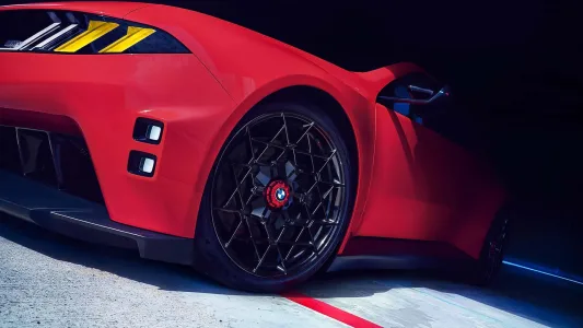 Bmw ya tiene casi listo el m3 electrico y lo ha puesto junto al e30 para pedir permiso a los puristas 36