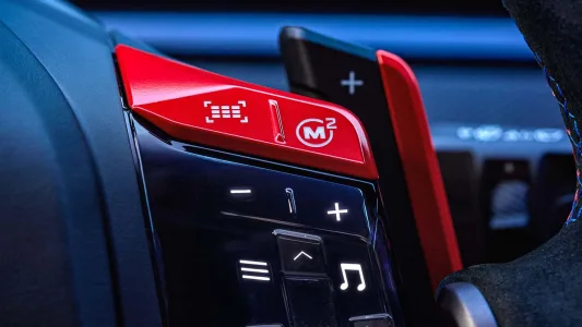 Bmw ya tiene casi listo el m3 electrico y lo ha puesto junto al e30 para pedir permiso a los puristas 44