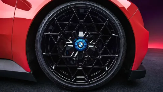 Bmw ya tiene casi listo el m3 electrico y lo ha puesto junto al e30 para pedir permiso a los puristas 48