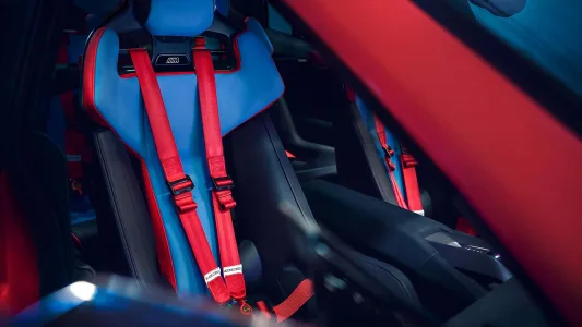 Bmw ya tiene casi listo el m3 electrico y lo ha puesto junto al e30 para pedir permiso a los puristas 51