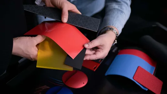 Bmw ya tiene casi listo el m3 electrico y lo ha puesto junto al e30 para pedir permiso a los puristas 52