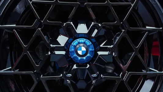 Bmw ya tiene casi listo el m3 electrico y lo ha puesto junto al e30 para pedir permiso a los puristas 55
