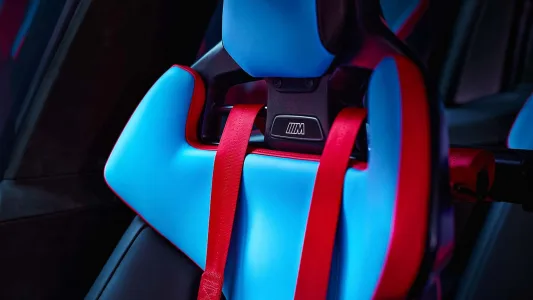Bmw ya tiene casi listo el m3 electrico y lo ha puesto junto al e30 para pedir permiso a los puristas 56