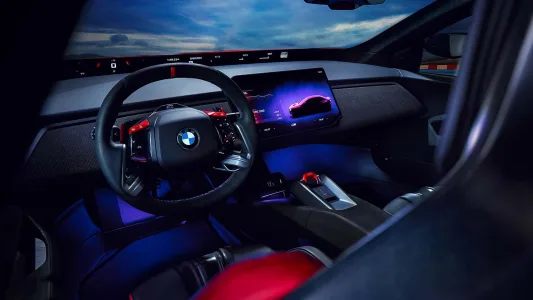 Bmw ya tiene casi listo el m3 electrico y lo ha puesto junto al e30 para pedir permiso a los puristas 63