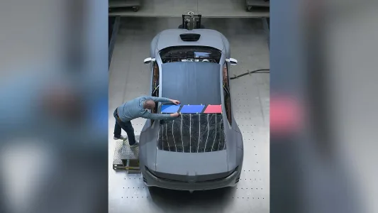 Bmw ya tiene casi listo el m3 electrico y lo ha puesto junto al e30 para pedir permiso a los puristas 64