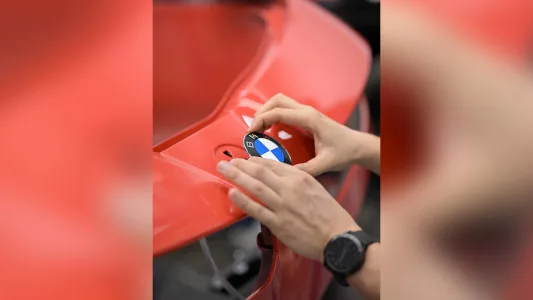 Bmw ya tiene casi listo el m3 electrico y lo ha puesto junto al e30 para pedir permiso a los puristas 68