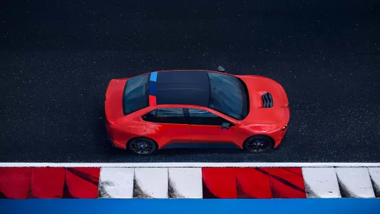 Bmw ya tiene casi listo el m3 electrico y lo ha puesto junto al e30 para pedir permiso a los puristas 81