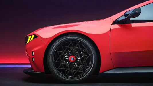 Bmw ya tiene casi listo el m3 electrico y lo ha puesto junto al e30 para pedir permiso a los puristas 82