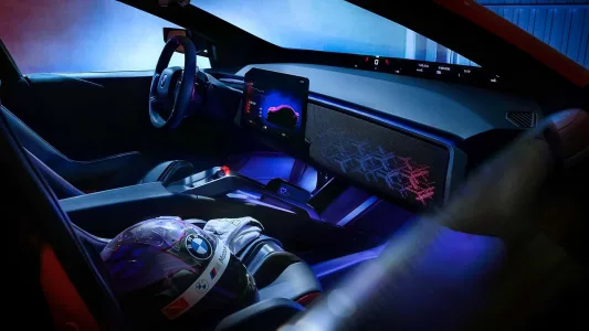 Bmw ya tiene casi listo el m3 electrico y lo ha puesto junto al e30 para pedir permiso a los puristas 86