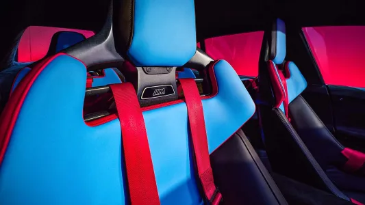 Bmw ya tiene casi listo el m3 electrico y lo ha puesto junto al e30 para pedir permiso a los puristas 87