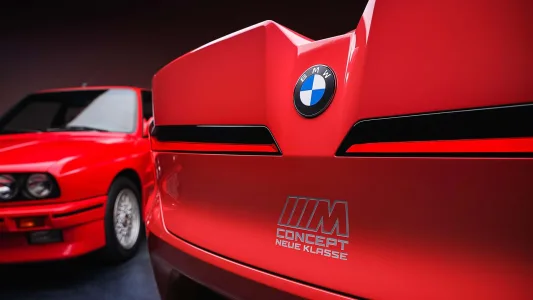 Bmw ya tiene casi listo el m3 electrico y lo ha puesto junto al e30 para pedir permiso a los puristas 92