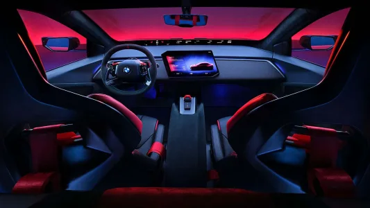 Bmw ya tiene casi listo el m3 electrico y lo ha puesto junto al e30 para pedir permiso a los puristas 94