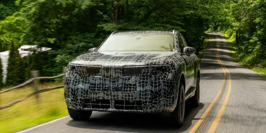 BMW quiere que el iX5 viaje como un diésel: su receta es una batería gigantesca de 141 kWh