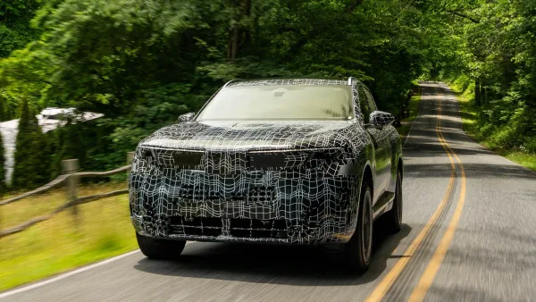 BMW quiere que el iX5 viaje como un diésel: su receta es una batería gigantesca de 141 kWh