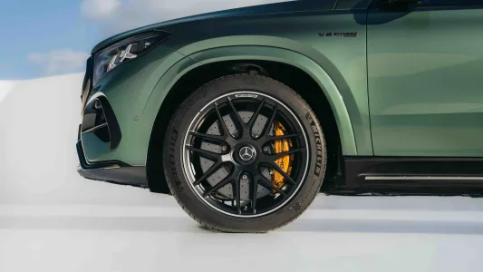 El v8 de amg no estaba muerto mercedes presenta un motor que gira mas alto suena mejor y viene para quedarse 38