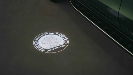 El v8 de amg no estaba muerto mercedes presenta un motor que gira mas alto suena mejor y viene para quedarse 55
