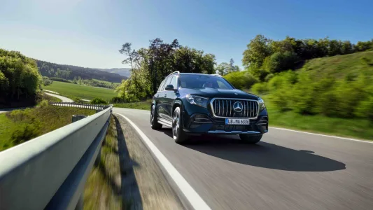 El v8 de amg no estaba muerto mercedes presenta un motor que gira mas alto suena mejor y viene para quedarse 57