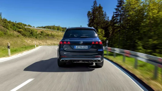 El v8 de amg no estaba muerto mercedes presenta un motor que gira mas alto suena mejor y viene para quedarse 58