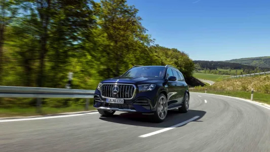 El v8 de amg no estaba muerto mercedes presenta un motor que gira mas alto suena mejor y viene para quedarse 59