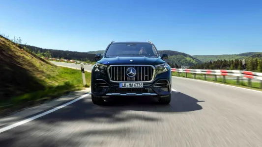 El v8 de amg no estaba muerto mercedes presenta un motor que gira mas alto suena mejor y viene para quedarse 62