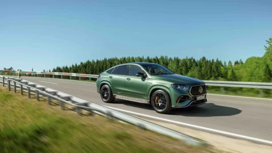 El v8 de amg no estaba muerto mercedes presenta un motor que gira mas alto suena mejor y viene para quedarse 63