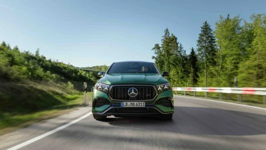 El v8 de amg no estaba muerto mercedes presenta un motor que gira mas alto suena mejor y viene para quedarse 65