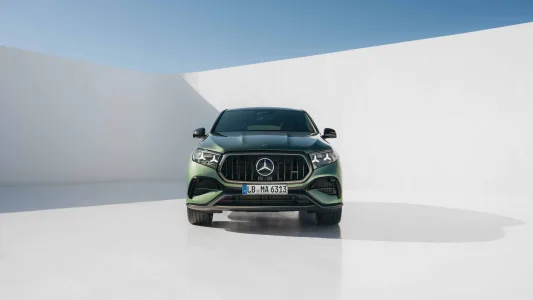 El v8 de amg no estaba muerto mercedes presenta un motor que gira mas alto suena mejor y viene para quedarse 70