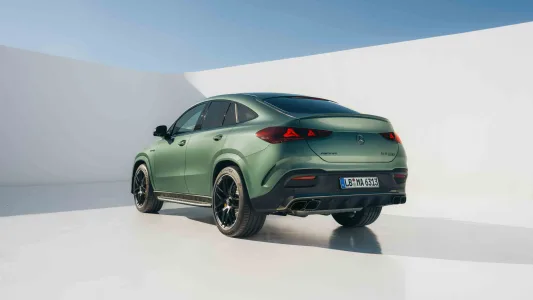 El v8 de amg no estaba muerto mercedes presenta un motor que gira mas alto suena mejor y viene para quedarse 73