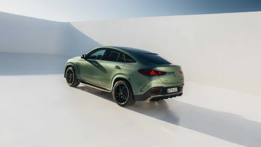 El v8 de amg no estaba muerto mercedes presenta un motor que gira mas alto suena mejor y viene para quedarse 75