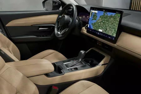 La marca que presumia de mandos fisicos ahora defiende las pantallas mazda cambia el discurso
