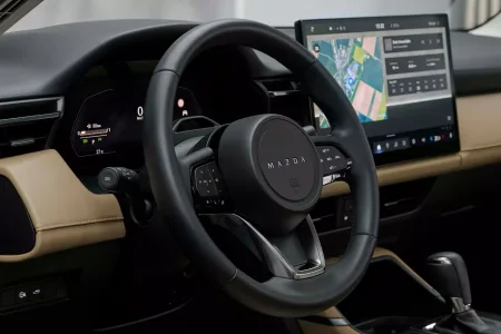 La marca que presumia de mandos fisicos ahora defiende las pantallas mazda cambia el discurso 1