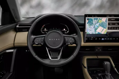 La marca que presumia de mandos fisicos ahora defiende las pantallas mazda cambia el discurso 2