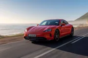 Porsche convierte el Taycan en un eléctrico con teatro mecánico: ocho marchas simuladas y más batería de serie