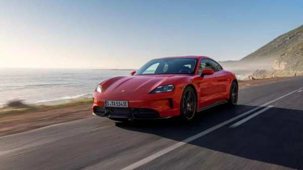 Porsche convierte el Taycan en un eléctrico con teatro mecánico: ocho marchas simuladas y más batería de serie