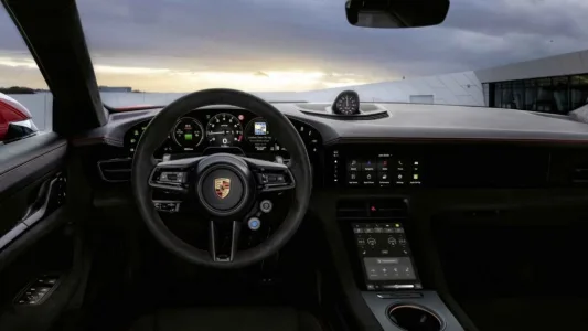 Porsche convierte el taycan en un electrico con teatro mecanico ocho marchas simuladas y mas bateria de serie 4