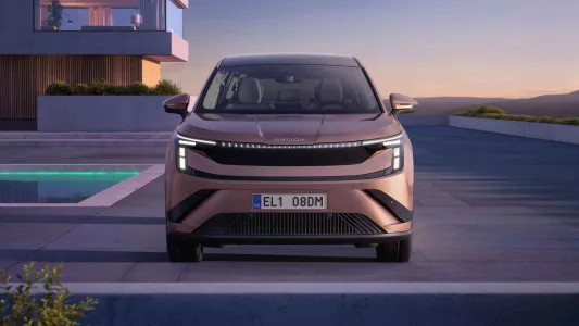 Skoda quiere democratizar el suv electrico grande el peaq ofrece 620 km y 7 plazas desde poco mas de 40 000 euros 4