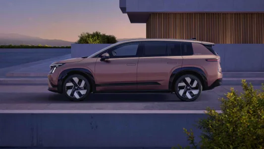 Skoda quiere democratizar el suv electrico grande el peaq ofrece 620 km y 7 plazas desde poco mas de 40 000 euros 8