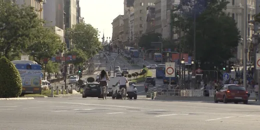 El Gobierno cambia las normas de circulación: nuevas obligaciones para coches, ciclistas y usuarios de patinetes