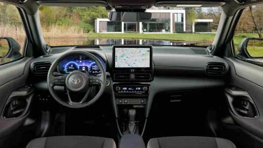 Toyota quiere blindar su numero uno el yaris cross 2026 gana imagen tecnologia y motor hibrido de 130 cv
