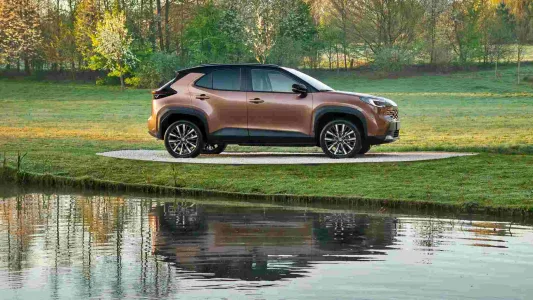 Toyota quiere blindar su numero uno el yaris cross 2026 gana imagen tecnologia y motor hibrido de 130 cv 2