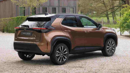 Toyota quiere blindar su numero uno el yaris cross 2026 gana imagen tecnologia y motor hibrido de 130 cv 4