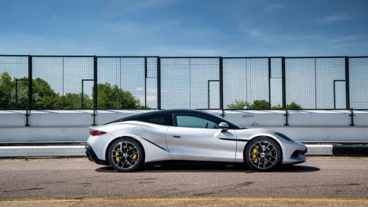 Mas del doble de potencia que un 911 turbo s y mas barato que un gts asi es el denza z 1