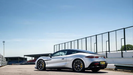 Mas del doble de potencia que un 911 turbo s y mas barato que un gts asi es el denza z 3