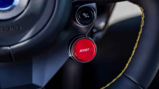 Mas del doble de potencia que un 911 turbo s y mas barato que un gts asi es el denza z 4
