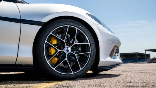 Mas del doble de potencia que un 911 turbo s y mas barato que un gts asi es el denza z 8