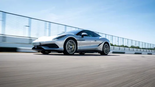 Mas del doble de potencia que un 911 turbo s y mas barato que un gts asi es el denza z 13