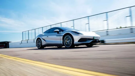 Mas del doble de potencia que un 911 turbo s y mas barato que un gts asi es el denza z 14