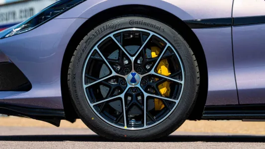 Mas del doble de potencia que un 911 turbo s y mas barato que un gts asi es el denza z 23