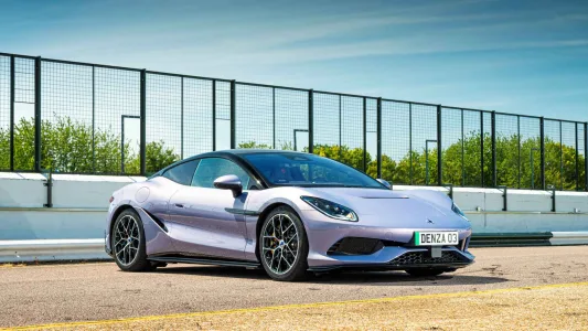 Mas del doble de potencia que un 911 turbo s y mas barato que un gts asi es el denza z 25