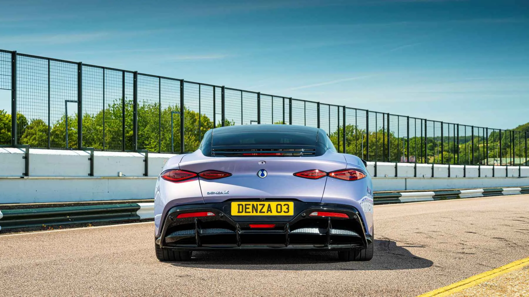 Mas del doble de potencia que un 911 turbo s y mas barato que un gts asi es el denza z 26